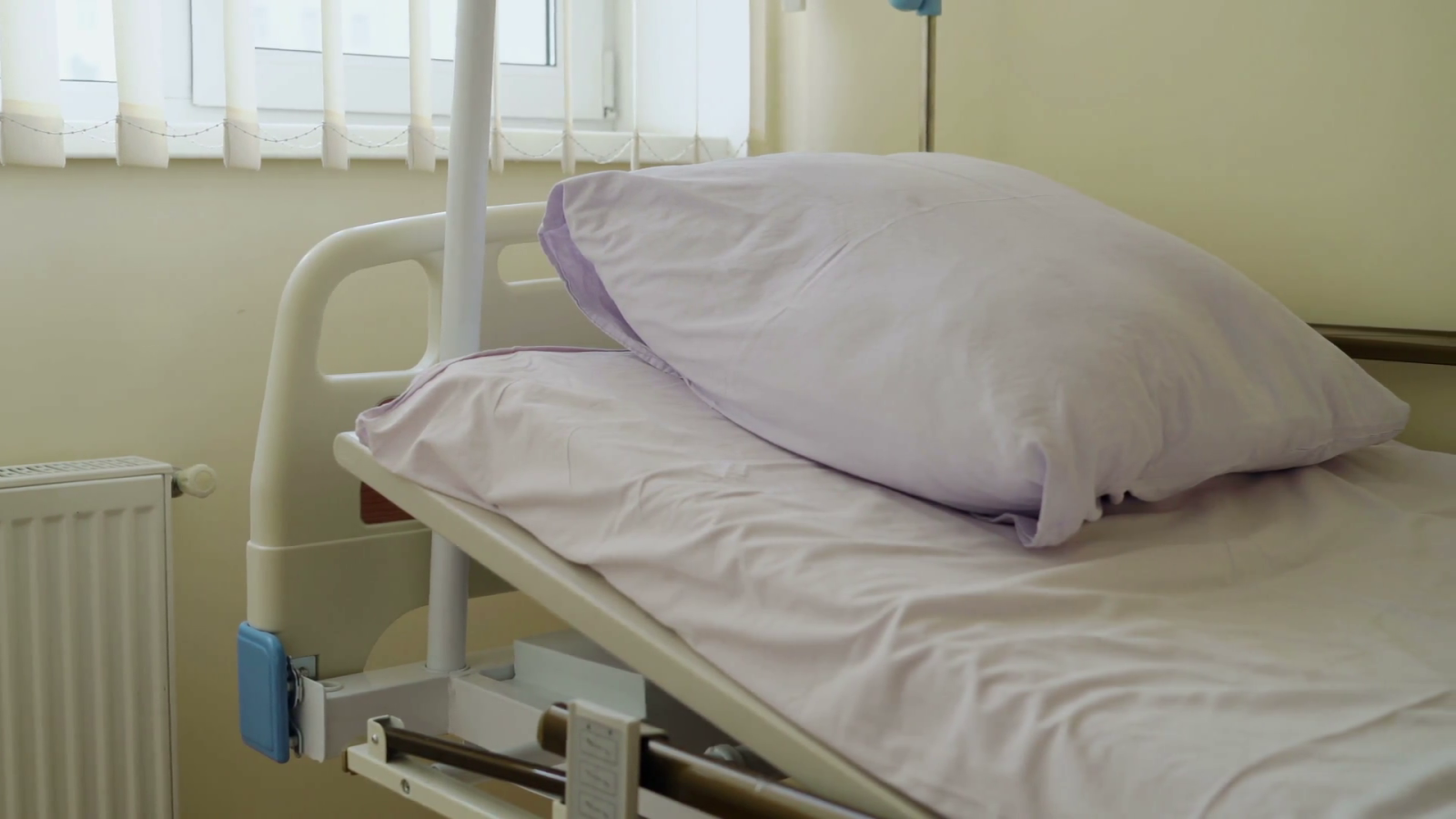 Empty Patient Room With Full Electric Hospital Bed Close Up Pan Shot Hyfpnlsre Thumbnail Full14